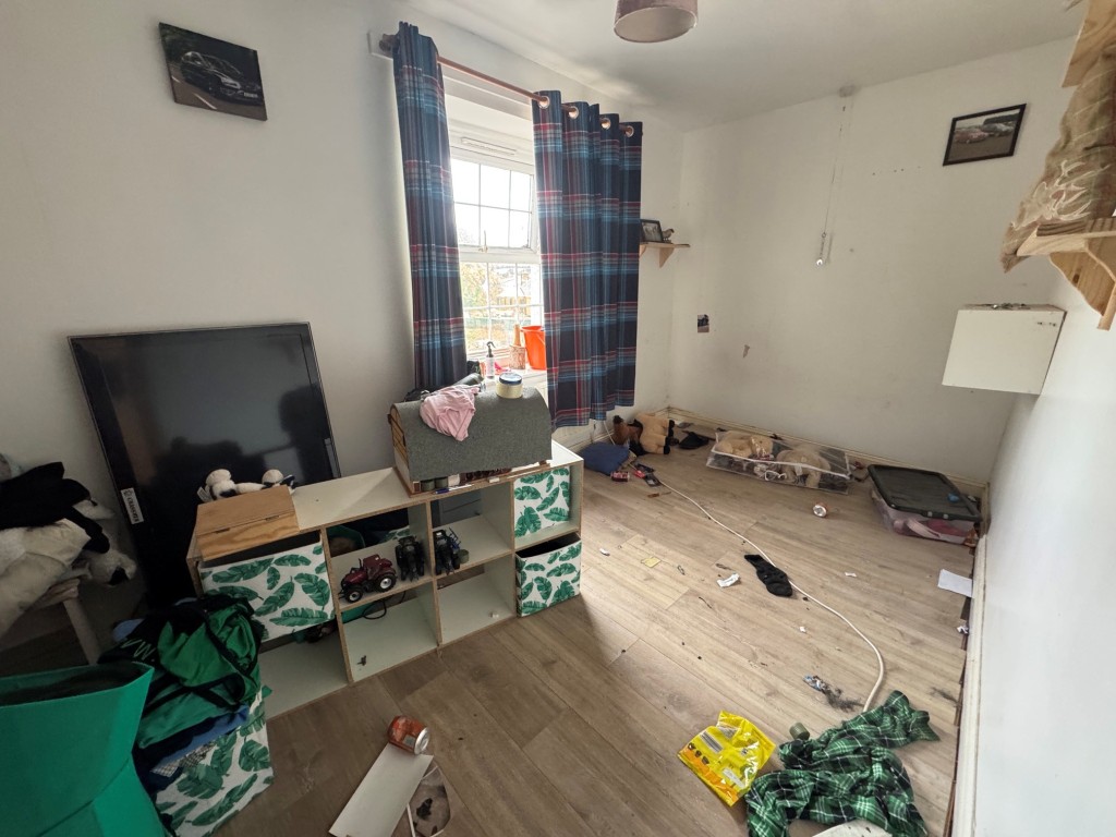 Lot: 222 - THREE-BEDROOM FARMHOUSE AND ATTACHED TWO-BEDROOM ANNEX - FREEHOLD INVESTMENT - Farmhouse - bedroom 3